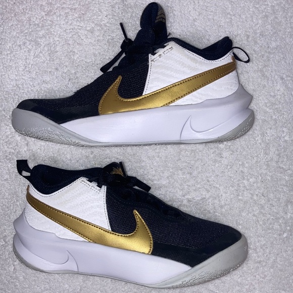 Nike Other - Nike Team Hustle D Youth Size 4y Black/White/Gold Shoes CW6735-002
